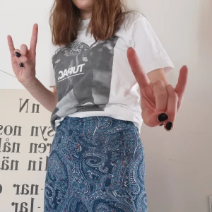 2pac T-shirt - Sjukt snygg T-shirt med våran legend Tupac på🤘 står att det är S men passar också mig som ni ser på bilden (och jag är M) 🎶