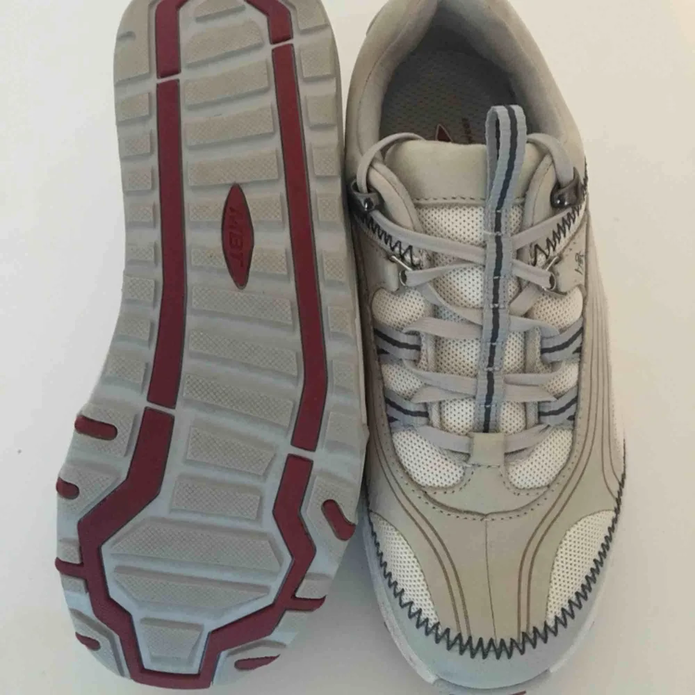 Nästintill oanvända MBT skor säljes i perfekt skick. Modell: Beige och ”off white”, ”chunky” sula. 👟 Fler bilder kan skickas.  Nypris: 2549kr   Frakt ingår.. Skor.