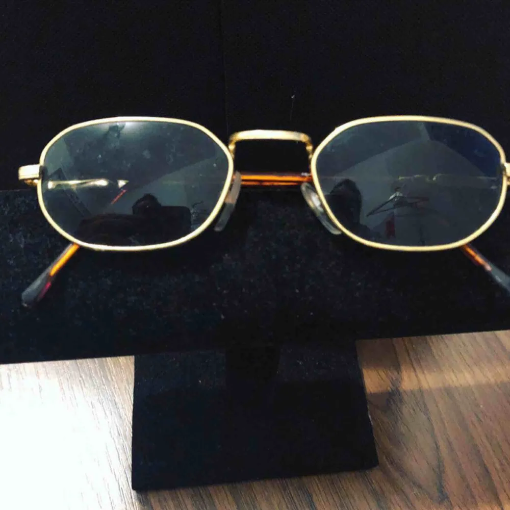  Vintage sol glasögon Frakt 39:-  Begagnade vintage skick  Ena sidan lite trög när man öppnar dem. Accessoarer.