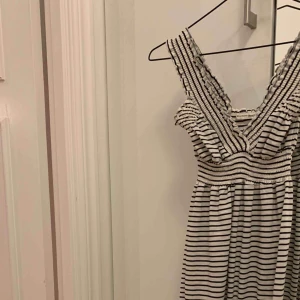  - Långklänning från Second and Female. Använd 1 gång. Nypris 799 