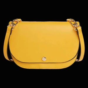  - Gul väska från Lindex säljes. Använd någon enstaka gång. Väskan har två fack, ett där fram med knapp och ett där bak med dragkedja. Det har dock blivet en liten fläck på den, se sista bilden! Säljer den därför lite billigare 😊