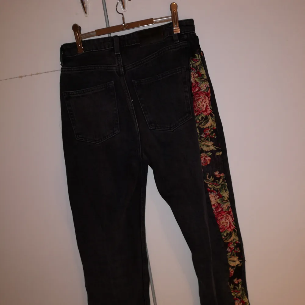 Mom jeans från monki men jag hst själv sytt på det blommiga tyget. Jeans & Byxor.