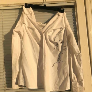  - Off-shoulder skjorta i strl: 40 säljes. Upplever den dock mer som one size då den sitter fint på mig som har strl: S   