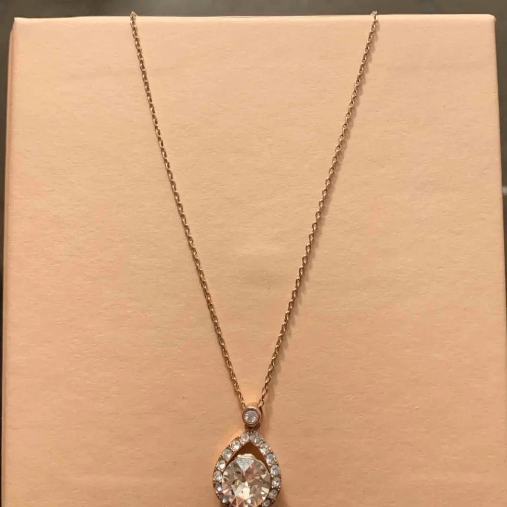 Halsband från Lily and Rose. ”Emmylou Necklace - Silk (Rose gold)”. Originalpris 395 kronor. Matchande örhängen finns! . Accessoarer.