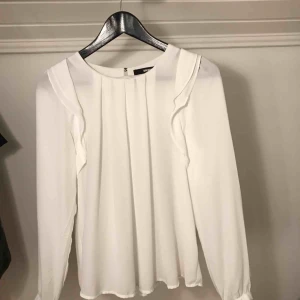  - Vit blus från BikBok. Använd fåtal gånger. Stolek XS, men jag har S i vanliga fall o den passar perfekt! Köparen står för frakt.