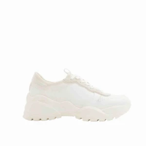  - Sååå snygga sneakers från pull and bear!  Frakt tillkommer  Smutsiga men i bra skick förutom en liten skada inuti högra sko