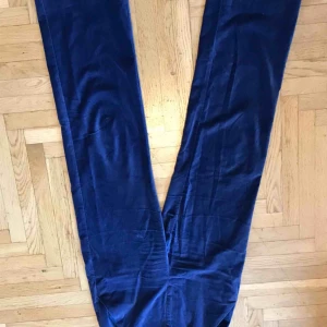  - Byxor i mörkblå sammet från & other stories mycket bra skick och använda 1 gång! 