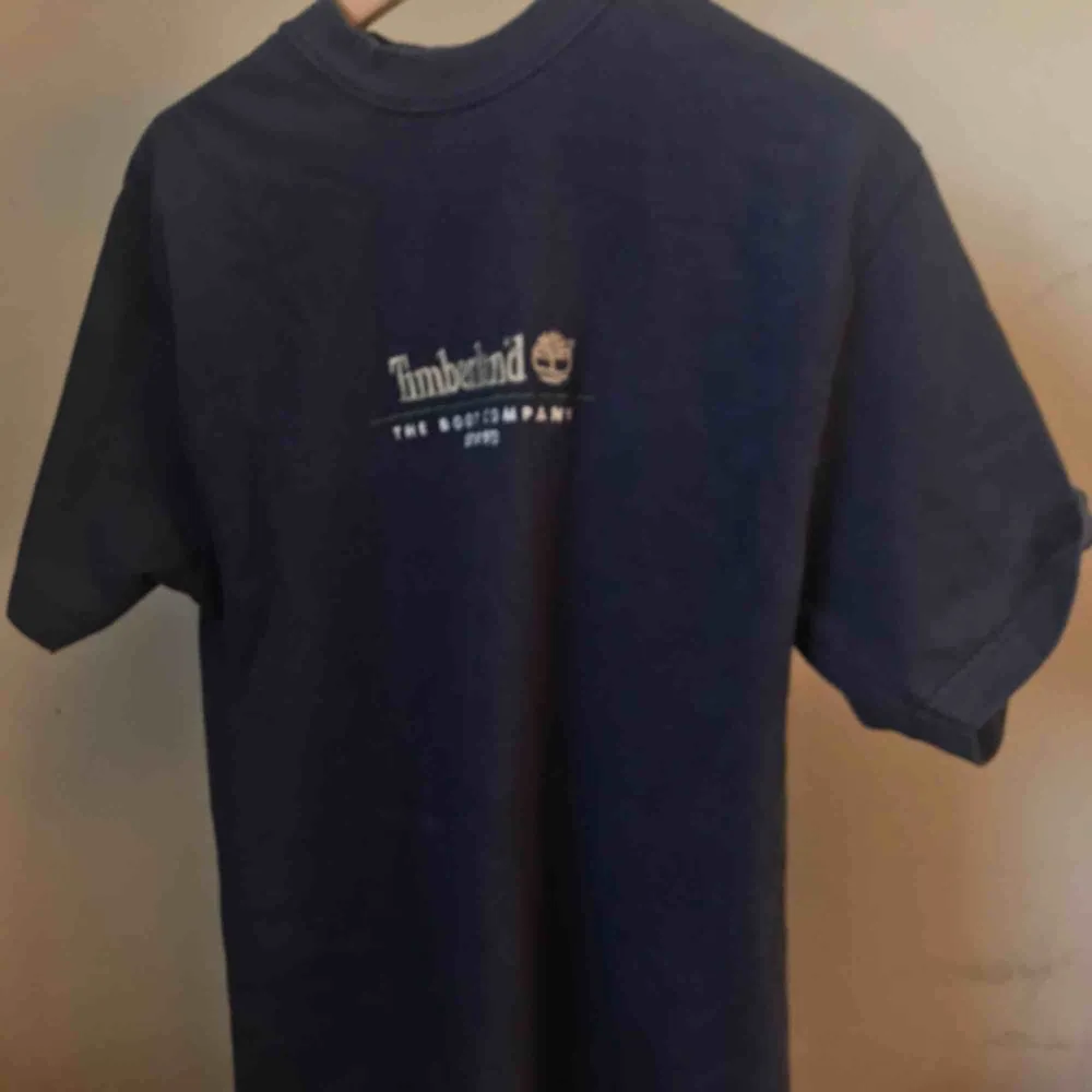 Timberland t-shirt med liten krage. T-shirts.
