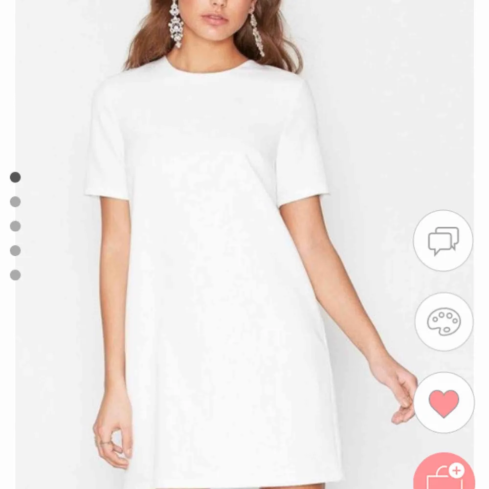 Jättefin, helt oanvänd vit klänning från Nelly, (perfekt till examen/student) i storlek 36. Säljer pga. köpte av misstag fel storlek :( var tänkt som studentklänning. Superbra kvalité!  OBS Frakt tillkommer.. Klänningar.