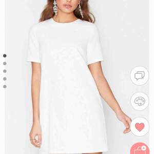 Jättefin, helt oanvänd vit klänning från Nelly, (perfekt till examen/student) i storlek 36. Säljer pga. köpte av misstag fel storlek :( var tänkt som studentklänning. Superbra kvalité!  OBS Frakt tillkommer.