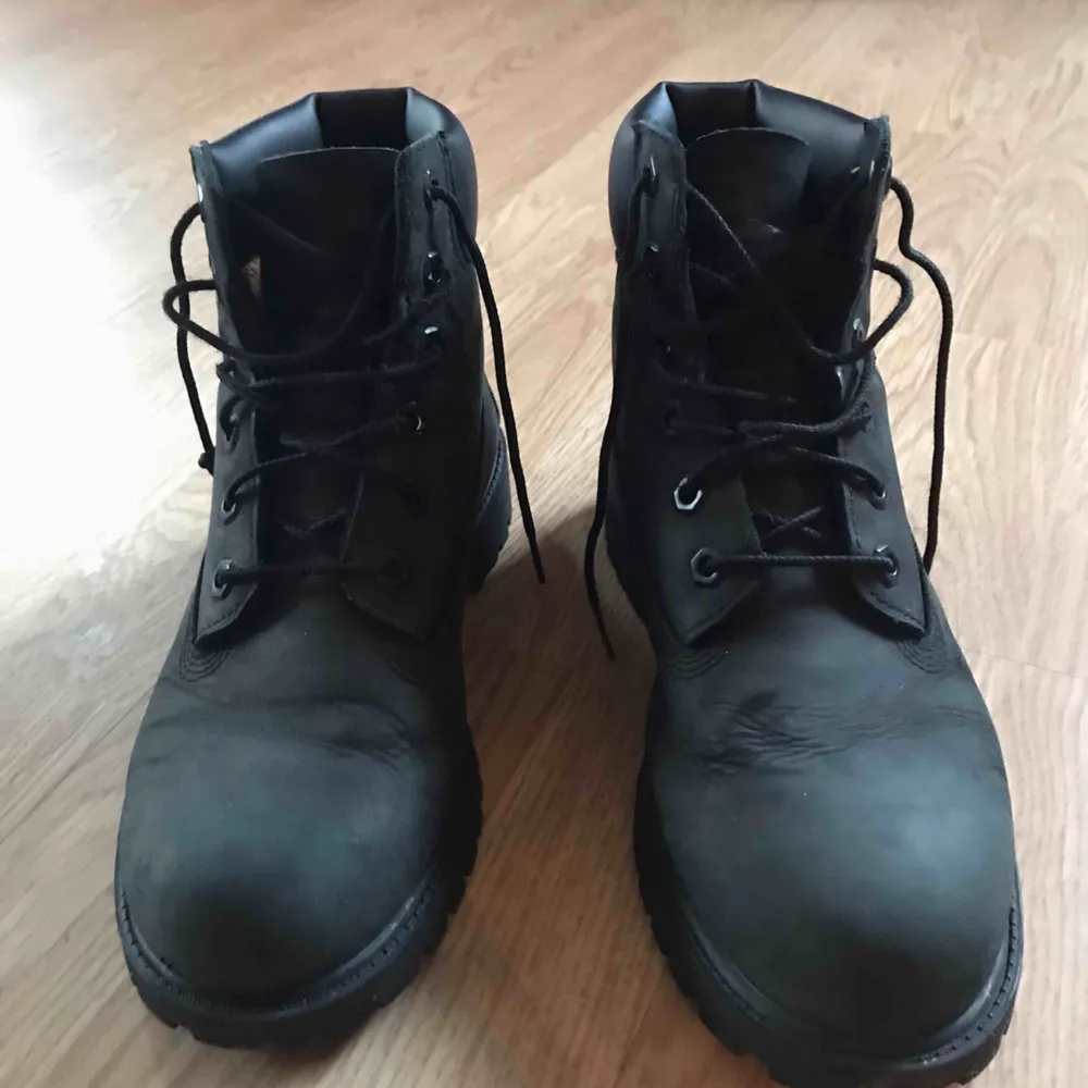 Säljer mina svarta Timberland skor för 500kr. Haft dem i ett halv år. De är i bra skick och frakt ingår! . Skor.