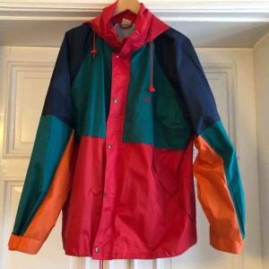  - Vintage Etirel regnjacka i trevligt skick. 90-tal. Kan hämtas i Uppsala eller skickas mot fraktkostnad. 