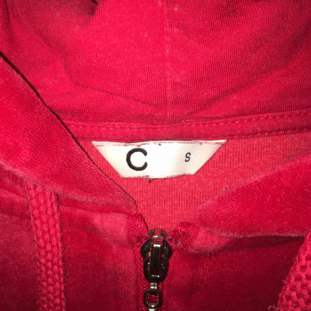 Röd samets tröja från Cubus. Säljes pga att den aldrig kommer till användning. Nypris 249kr, 50kr inklusive frakt. . Hoodies.