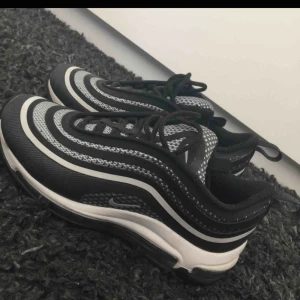  - Shit snygga skor, använda i 3 månader. 