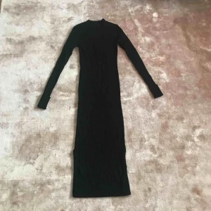  - Lång klänning med långa ärmar 