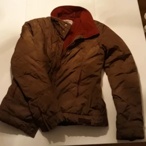  - Täckjacka stl 36. Hämtas i Mehedeby eller tas till Tierp 