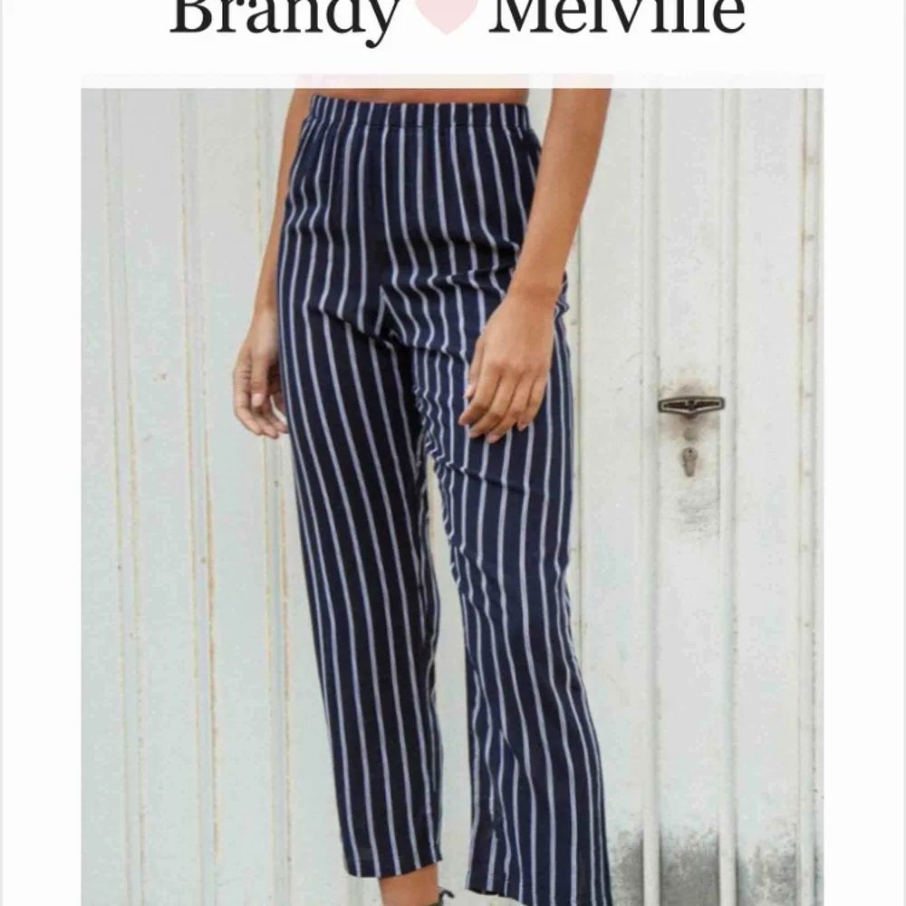 Superfina och framförallt sköna randiga byxor från Brandy Melville!  Tyvärr för små för mig :((  Använda 1-2 ggr.  Köparen står för frakt🌹. Jeans & Byxor.