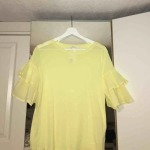 - Härlig gul t-shirt som är oanvänd, endast provad och i nyskick. Prislapp kvar!
