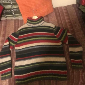  - Sisley stl.M-L Passar fett bra till jeans, gråa, olivgröna, bruna och vita byxor. Förmodligen ren eller övervägande del ull (pga vikten då akryl och alpacka tröjor är avsevärt lättare). Sitter lätt oversize om du är 170cm lång. 