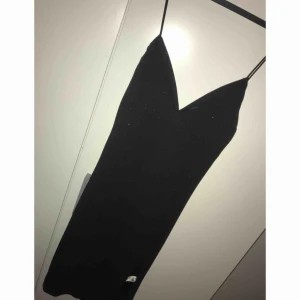  - Jätte fin svart festklänning, som glittrar lite. Använd ett få par gånger. Klänningen är lite öppen vid sidan av låret vilket är jätte snyggg👌🏻👌🏻