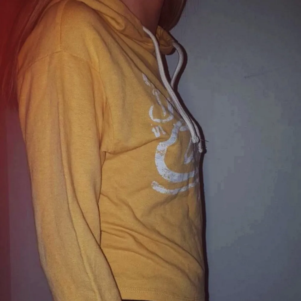 Riktigt snygg tunn hoodie i senapsgult från Shana som är i storlek XXS, men passar bra som en S på mig. Frakt tillkommer vid köp 🖤 . Hoodies.