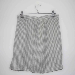  - Ljusgrön och vit rutig vintage kjol i 65%viscose, 25%lin, 10%polyester. 72cm i midjemått och 45cm i längd. Knäpps i sidan med dragkedja och knapp. Köparen står för frakten på 56kr, kan även mötas upp på söder 🌸