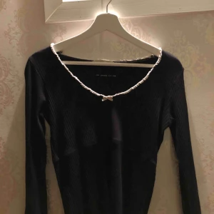  - Oss Molly tröja storlek 1 passar mig som är S men passar XS och M också, köparen står för frakt!