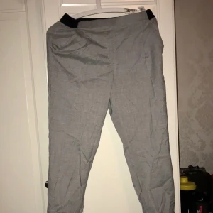  - Gråa stretchiga kostym byxor från Zara i strl S. Går ända ner till ankeln. Knappt använda. 100 kr. Rosa mjukisbyxor i strl XS men sitter perfekt på en S. Använda men i bra skick. 70 kr. Frakt tillkommer 