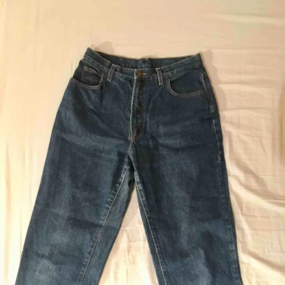 Jättefina högmidjade loosefit jeans köpta secondhand. Det står storlek 40 i dem men de är för små för mig som har 30 så skulle gissa på s/m :) tar emot swish och frakt tillkommer. Jeans & Byxor.