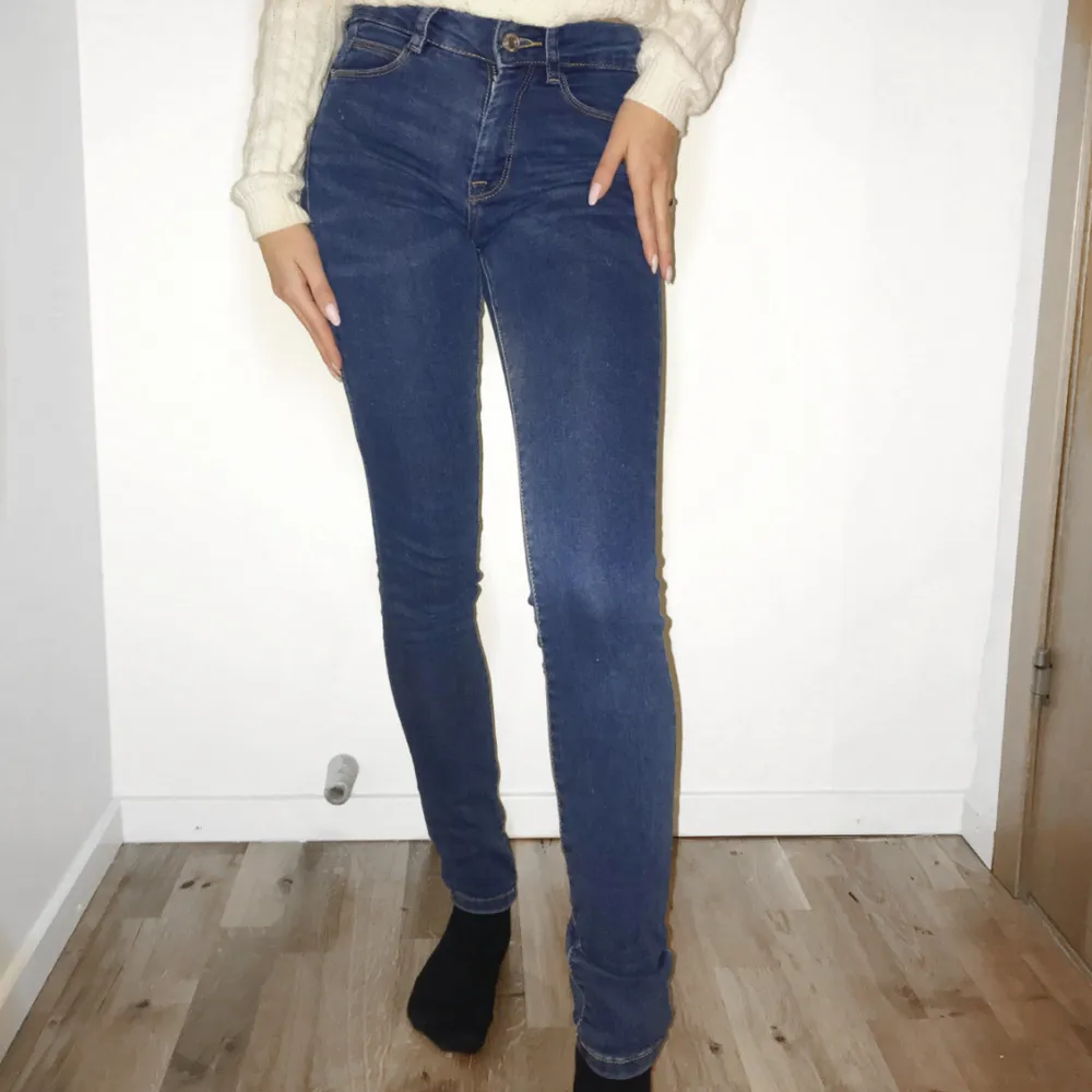 Riktigt snygga jeans i blått ifrån Pull&Bear i Spanien i fint skick. Frakt tillkommer vid köp. . Jeans & Byxor.