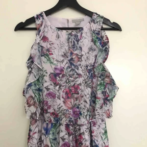  - 🌸Lååååång sommarklänning med volanger och blommigt mönster🌸 Superhärligt material och resårband i midjan! Strl 34-36. FRAKT går på 50 kr☀️ Möts gärna upp i Göteborg!