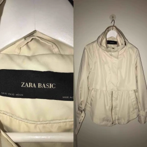  - Jag säljer en beige jacka från Zara som passar utmärkt till våren! På kragen finns det en dragkedja och där finns det en luva. Storlek: XS Skick: mycket bra skick, använd max 3 gånger Nypris: 649 Kommer från ett djur och rökfritt hem
