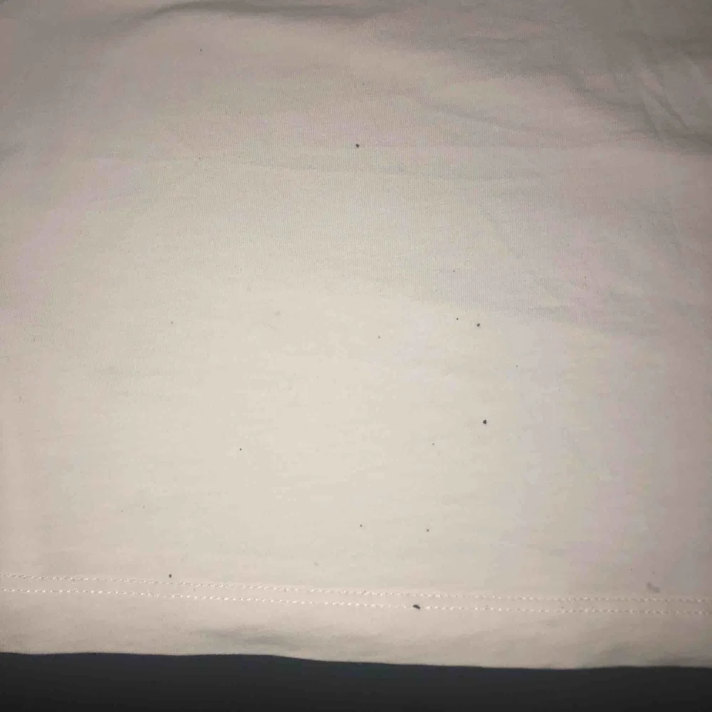 Kenzo t-shirt Storlek: M men passar mig som har xs/s använt få ggr dock en svarta små prickar från målarfärg (se sista bild) på kanten av tröjan. Syns knappast på avstånd😊 Står inte för frakt. T-shirts.