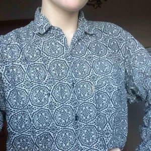  - Lite mer en M men riktigt skön skjorta! Köparen står för frakt:)