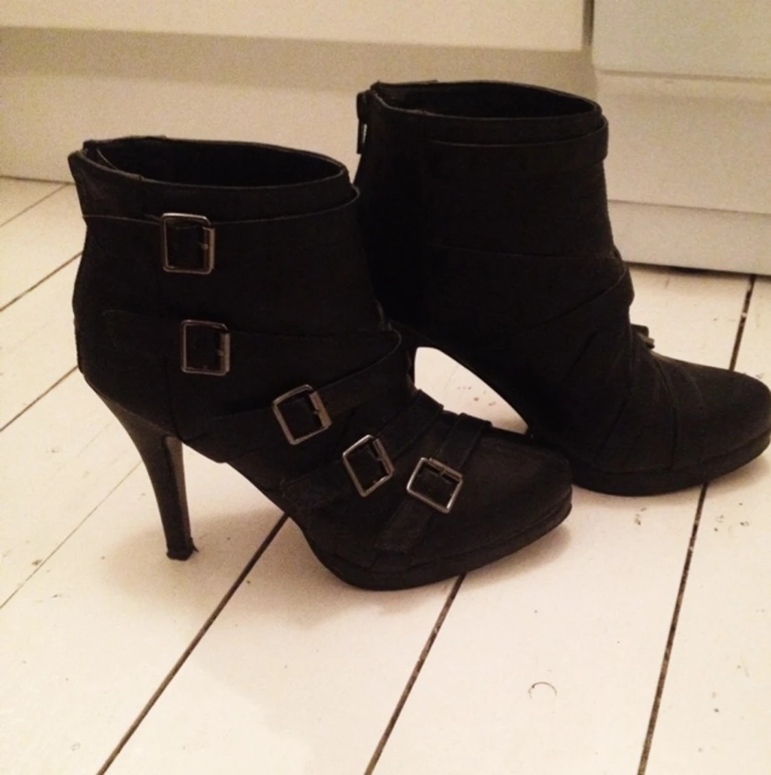 Stövletter från Wildflower som endast är använda 1 gång, Nypris 699kr - 1395827806