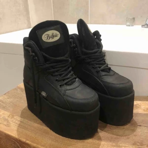  - Buffalo Texas platform sneakers. Strl 37, använda fåtal gånger, ett litet märke på en av skorna. Inklusive frakt, skickas med sin originalbox 