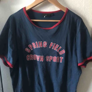  - T-shorts från Åhléns, storleken är XL men skulle säga att den är mer som en L. Frakten kostar 50kr