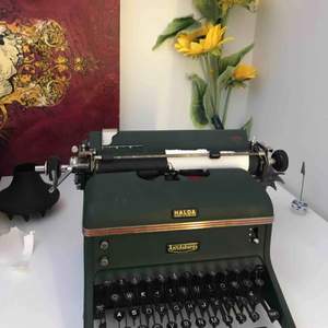  superduperfin skrivmaskin som fungerar bra och är supervintage 🥰🥰 finns i värnamo tillverkningsår 1947! med frakt blir det 550kr 🌼🌼