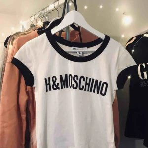  - Helt ni moschino t-shirt med prislapparna kvar på! Möts i Sthlm eller fraktar