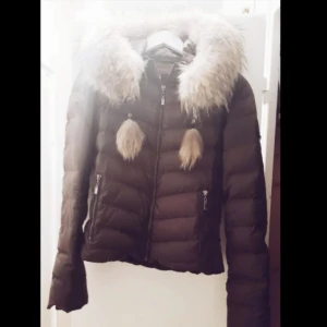  - Supersnygg varm jacka från bark of sweden i storlek 36 (alltså S). Jättebra skick, inga fel eller slitningar. Obs!! Päls medföljer ej, säljer alltså bara jackan!! Pälsbollarna på första bilden finns dock att köpa till men pälskragen är såld. 💫