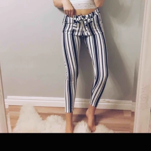  - Randiga knytbyxor i strl xs/s, 120kr Köpare betalar frakt 