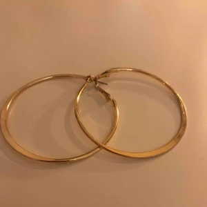 - Helt nya örhängen i guldfärg, endast testade för bild! Köparen står för frakten på 9:- & betalning sker via swish! 💕