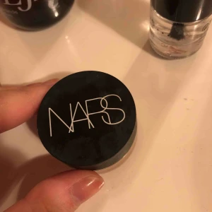  - Täckande krämig matt concealer från Nars, använd 3 gånger så det är mycket produkt kvar! Färgen är medium 2 ginger