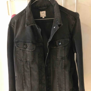  - Oversize lee jeansjacka. Grå/svart Nyskick 