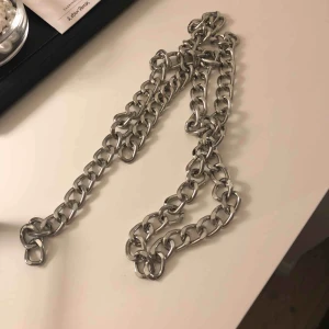  - Kedjebälte, andra bilden är exempel på hur man kan ha den men det ser ut som på första bilden :)