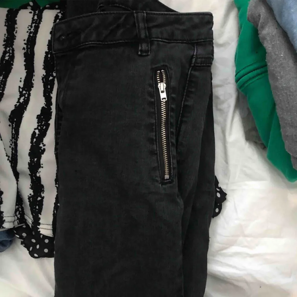 Jeans ifrån Zara med silverdragkedja längst ner på byxan. Jeans & Byxor.