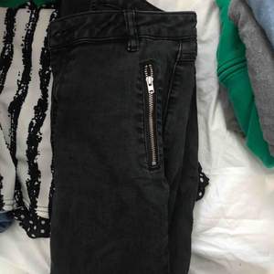 Jeans ifrån Zara med silverdragkedja längst ner på byxan