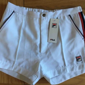  - Ett par riktigt cleana, casual FILA-shorts i herr M. Sprillans nya men för stora för mig som brukar ha XS eller S.