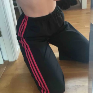  - Trackpant med liten slits på sidan! 