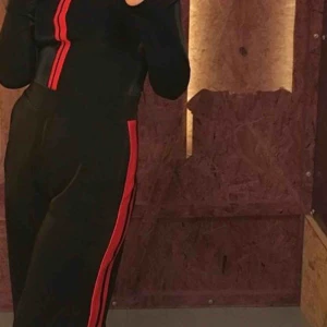  - Ett par snygga byxor från cheap monday. Köptes för typ 2 år sen men inte använt så mkt pga väldigt ”festliga” haha. Men SÅ fina! Tkr dom BORDE komma till någon som verkligen använder dom 